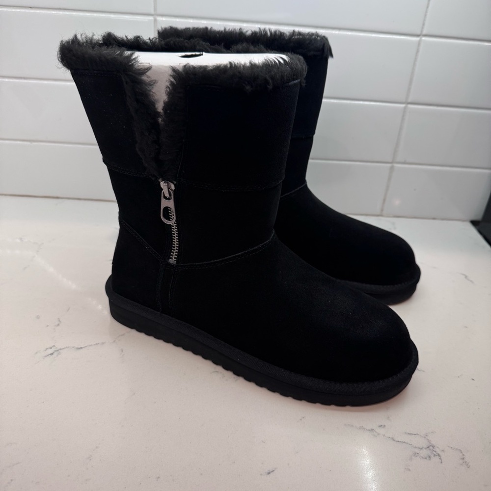 New Koolaburra by UGG Aribel short black suede boot womens size 8 zip side